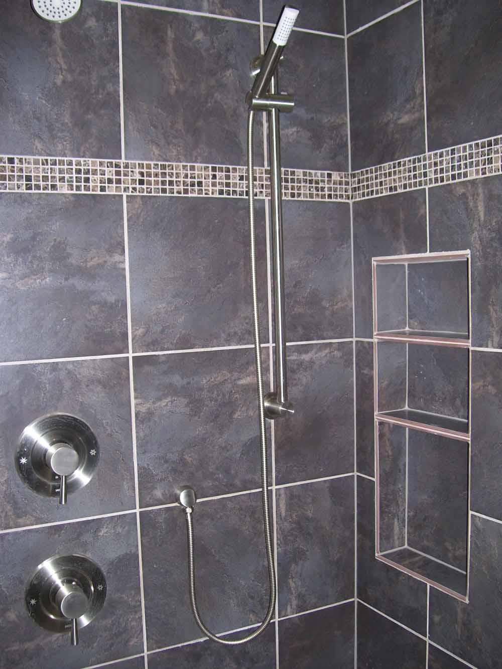 Master shower with niche
