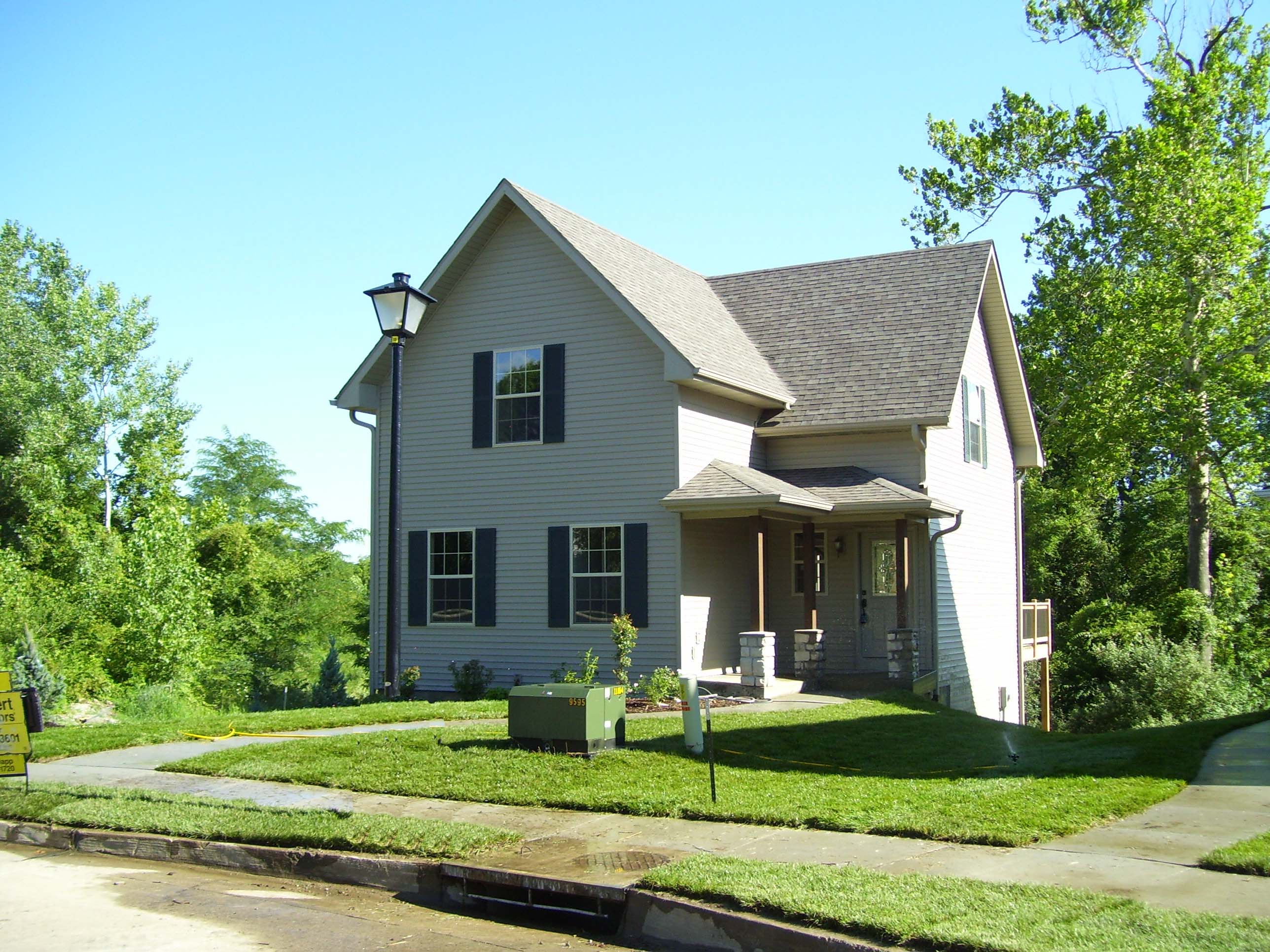 Front view of 1704 Pickford