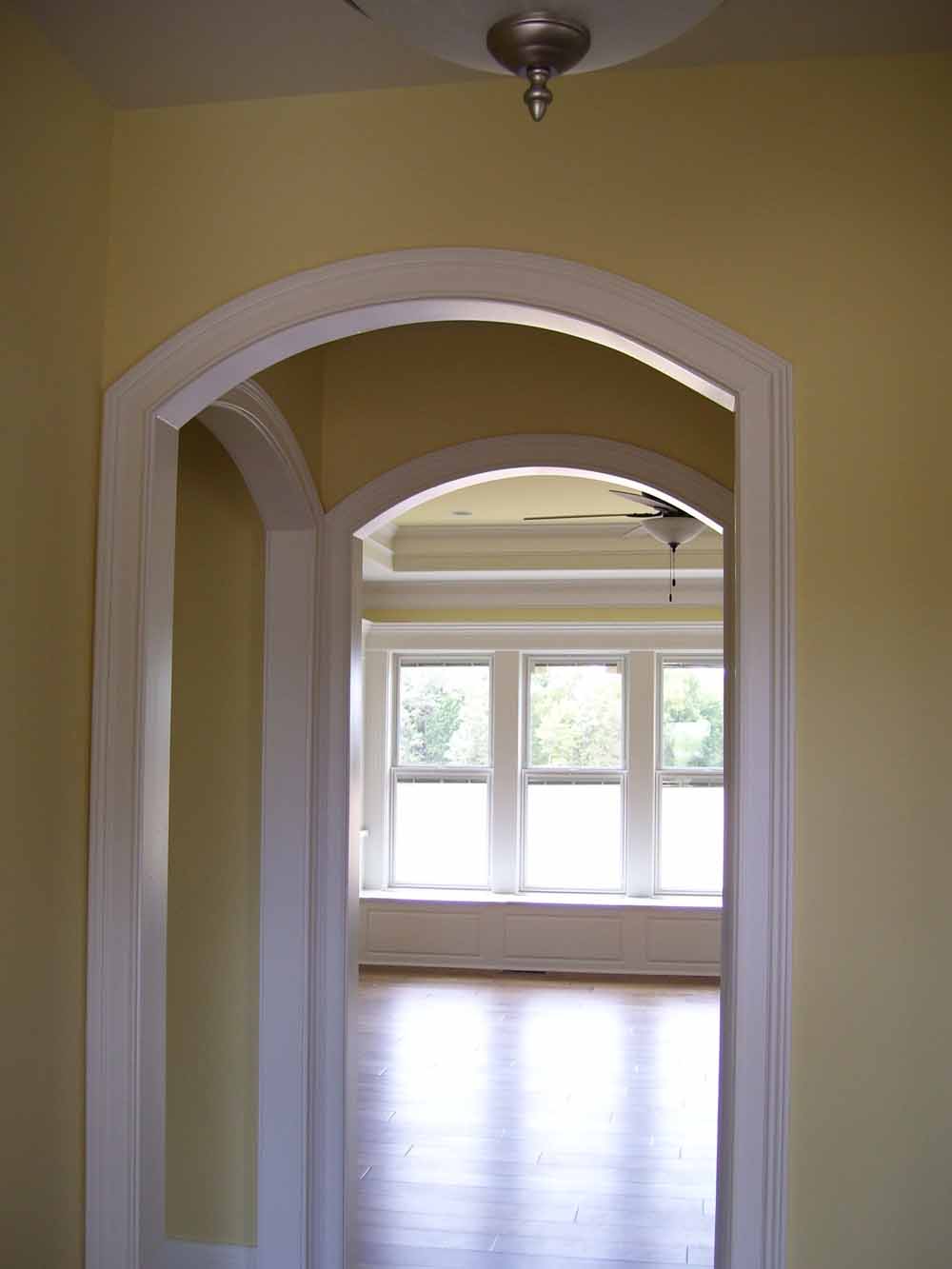 Arched opening from kitchen to dining room